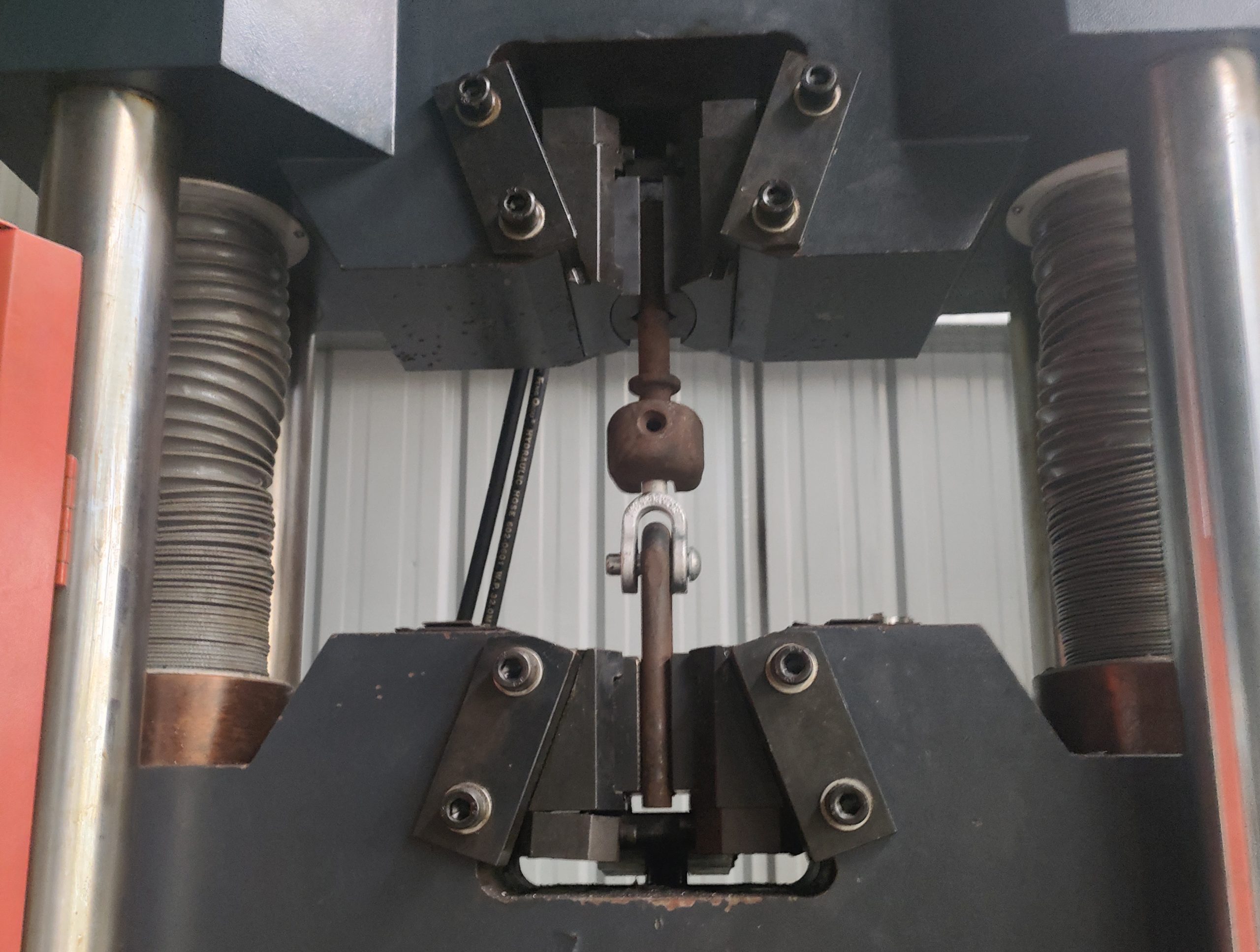 The tensile test of the shackle ensures power safety. 1f0b6708dc046793bb9d0077b8a3623d 1 scaled - The tensile test of the shackle ensures power safety.